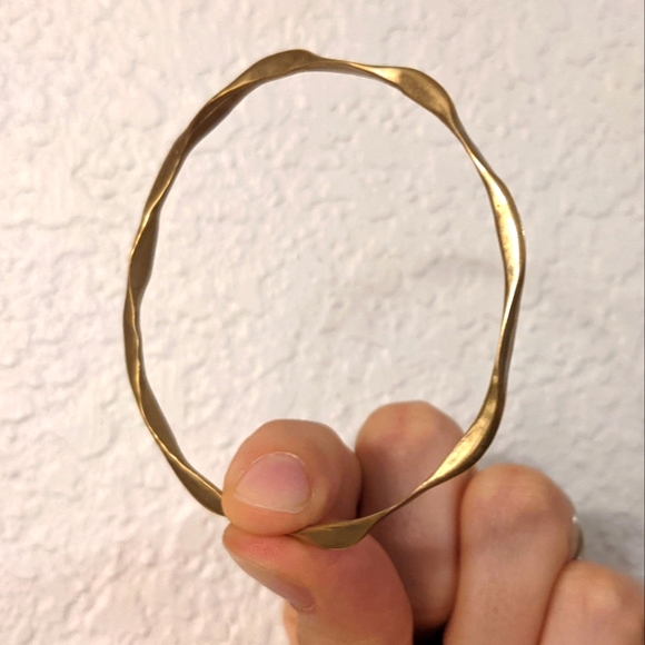 Delialangan bronze wavy bangle - Picture 7 of 8